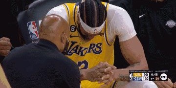 FB体育-浓眉吃铁肘坐上轮椅 并无脑震荡 湖人躲过一劫